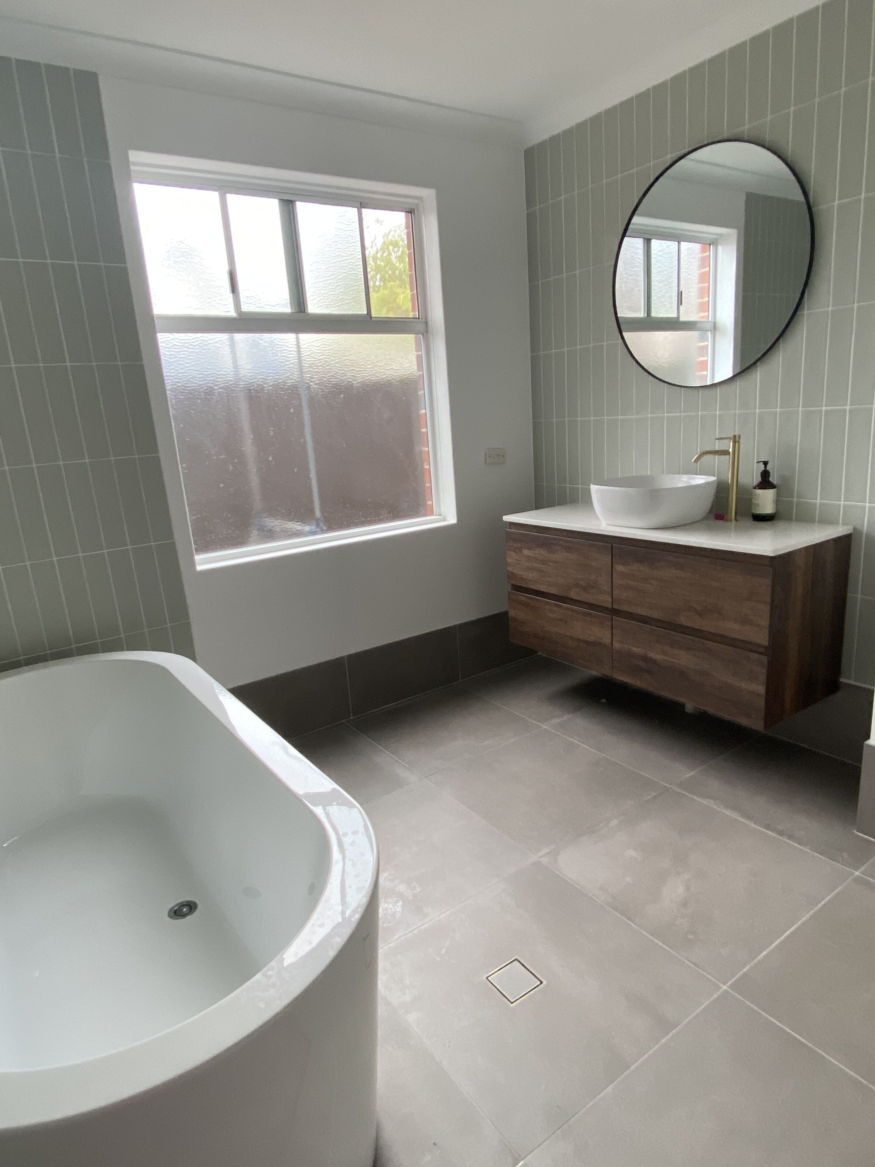 Serviettes fournies, papier toilette