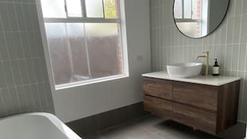 Serviettes fournies, papier toilette