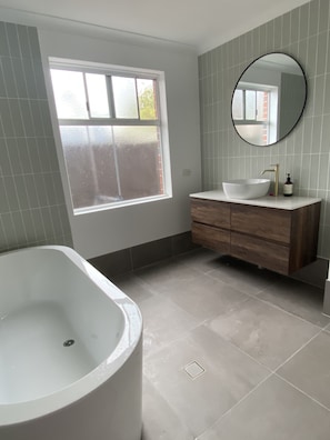 Towels, toilet paper - Dunsborough - secure backyard - stroll to town or the beach in minutes (Dunsborough)