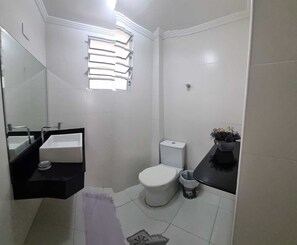 Duschwanne, Haartrockner, Toilettenpapier