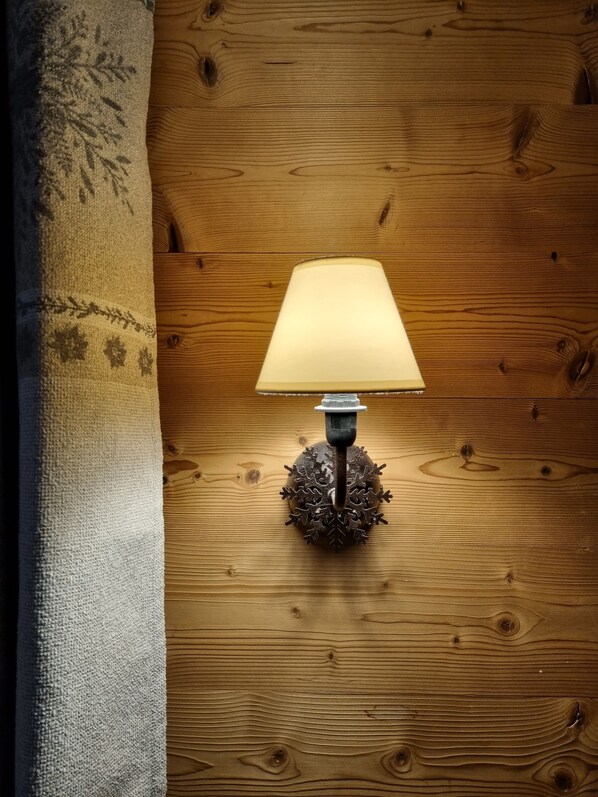 A wall-mounted lamp with a snowflake design on a wooden wall. - Chalet - Tignes (Tignes)