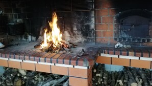 Una chimenea de ladrillo con fuego ardiendo en su interior.