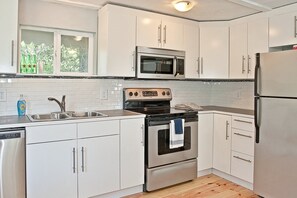 Een koelkast, een magnetron, een oven, een vaatwasser