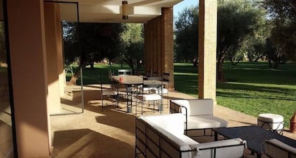 Villa with heated pool and staff. 8 people, dependency (optional)