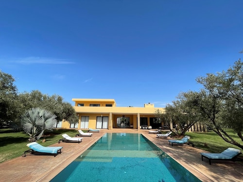 Villa de 450 m2 sans vis à vis, piscine chauffée et personnel. 8 à 12 personnes.