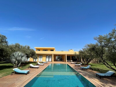 Villa with heated pool and staff. 8 people, dependency (optional)
