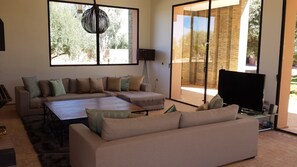 Smart TV, chimenea, tenis de mesa y libros