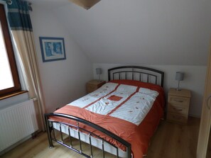 3 bedrooms, iron/ironing board, free WiFi, bed sheets - Family Country Gite in Alsace, log fire, free wifi & parking, pet friendly (Neuve-Église)