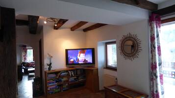 Smart-tv, eldstad, dvd-spelare och leksaker