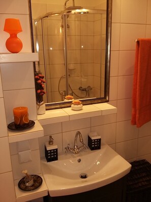 Combined shower/bathtub, hair dryer, towels, toilet paper