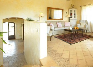 Fernseher, Kamin, Bücher, Stereoanlage