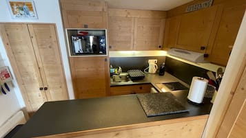 JÀÀkaappi, mikroaaltouuni, liesi, astianpesukone