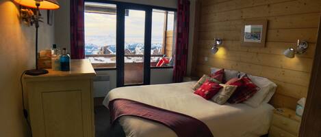 3 dormitorios, tabla de planchar con plancha, cuna de viaje