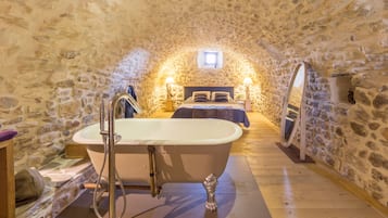 4 slaapkamers, een strijkplank/strijkijzer, reisbedje, gratis wifi