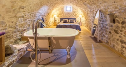 DEMEURE DE CHARME EN PIERRE CLIMATISEE AVEC PISCINE CHAUFFEE