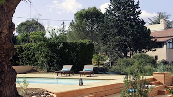 Een buitenzwembad en een verwarmd zwembad