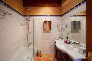 Combined shower/tub, hair dryer, towels - Beautiful Tranquil Villa, Very private but close to ammeneties (CALVIA)