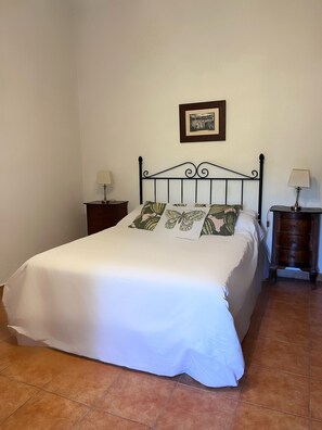 3 bedrooms, iron/ironing board, Internet, bed sheets