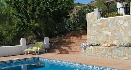 Jolies Stables réformées avec des vues spectaculaires, piscine privée et jardins