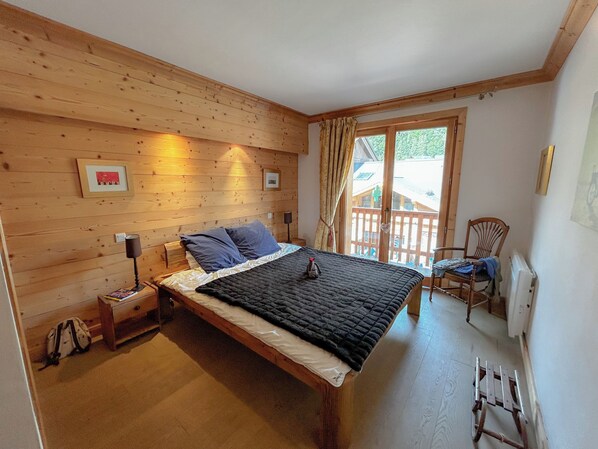 3 bedrooms, iron/ironing board, travel cot, WiFi