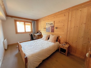 3 slaapkamers, een strijkplank/strijkijzer, reisbedje, wifi
