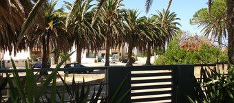 Luxury house, 7min walk to the beach, with private pool, jacuzzi and games room