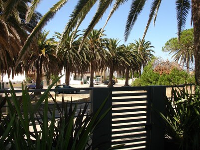 Luxury house, 7min walk to the beach, with private pool, jacuzzi and games room