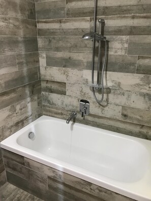 Combined shower/bathtub, hair dryer, bidet, towels - VILLA ON THE SEA WITH OUTDOOR POOL AND PRIVATE ACCESS TO THE SEA (ALGHERO)