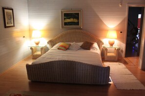 5 bedrooms, iron/ironing board, travel cot, free WiFi - VILLA ON THE SEA WITH OUTDOOR POOL AND PRIVATE ACCESS TO THE SEA (ALGHERO)