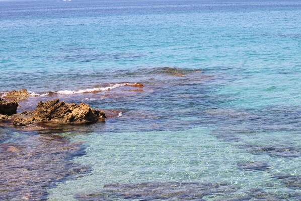 Sun-loungers, beach towels - VILLA ON THE SEA WITH OUTDOOR POOL AND PRIVATE ACCESS TO THE SEA (ALGHERO)