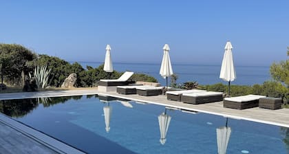 VILLA EN EL MAR CON PISCINA AL AIRE LIBRE Y ACCESO PRIVADO AL MAR