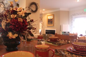 The Main Lodge Rental | Premium bedding, individually decorated, individually furnished - Lamp Post Lodge (Westcliffe)