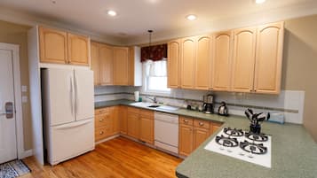 Family Apartment  | Premium bedding, individually decorated, individually furnished