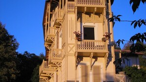 A multi-story building with balconies, a garage, and a circular window. - CHARME AND RELAX HISTORIC HOUSE ON THE HILL (Torino)