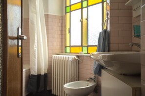 Bañera, secador de pelo, toallas y jabón
