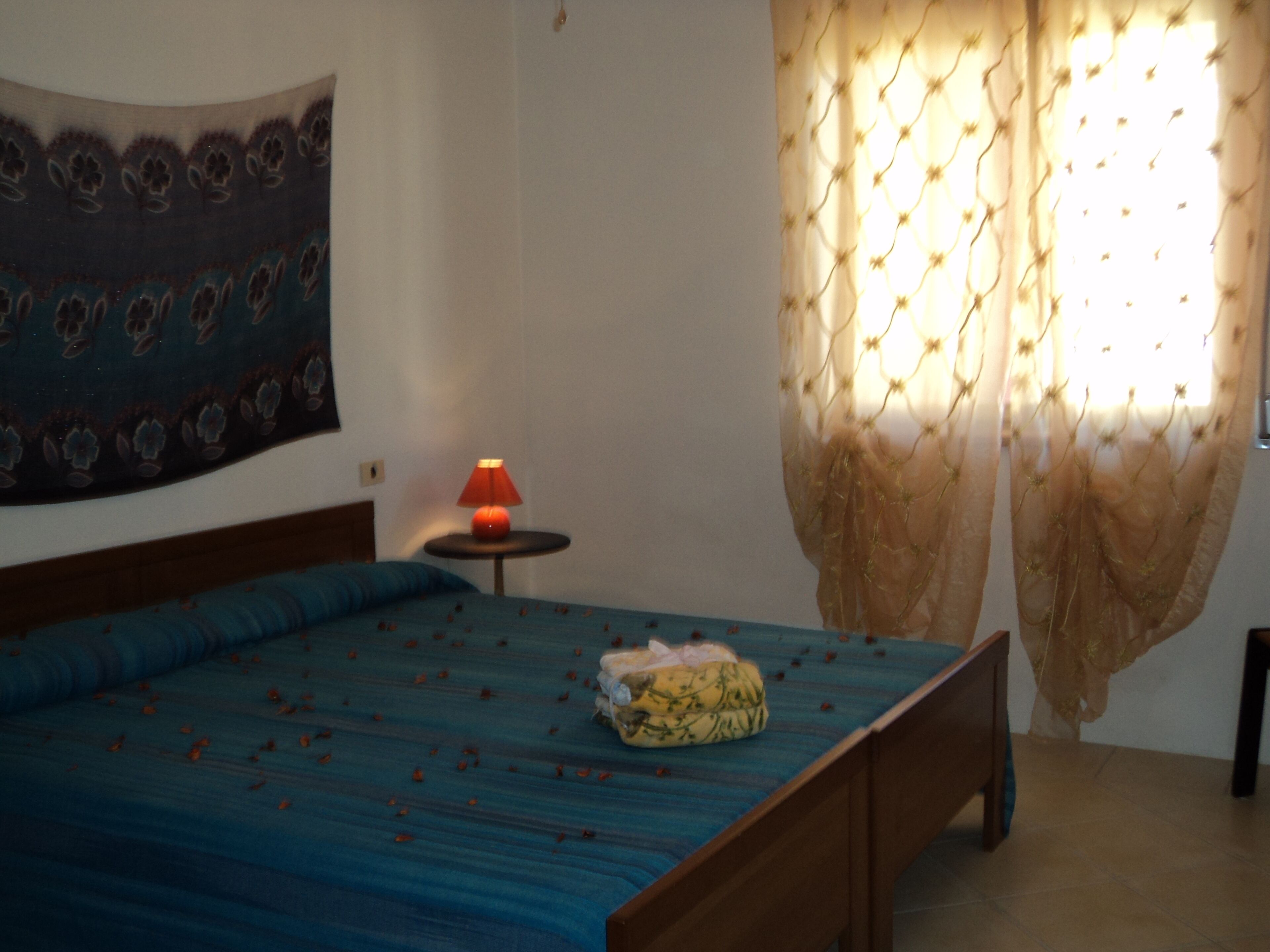 2 habitaciones, tabla de planchar con plancha y cuna de viaje 
