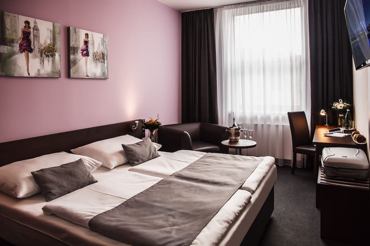 Phòng đôi Business | Bộ đồ giường kháng dị ứng, nệm có lớp đệm bông, minibar 