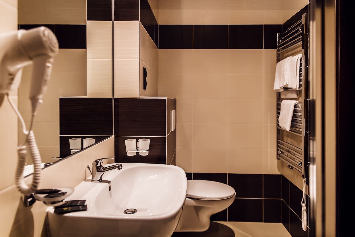 shower, designer toiletries, hair dryer, towels