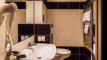 Ein modernes Badezimmer mit Waschbecken, Toilette und Handtuchhalter.