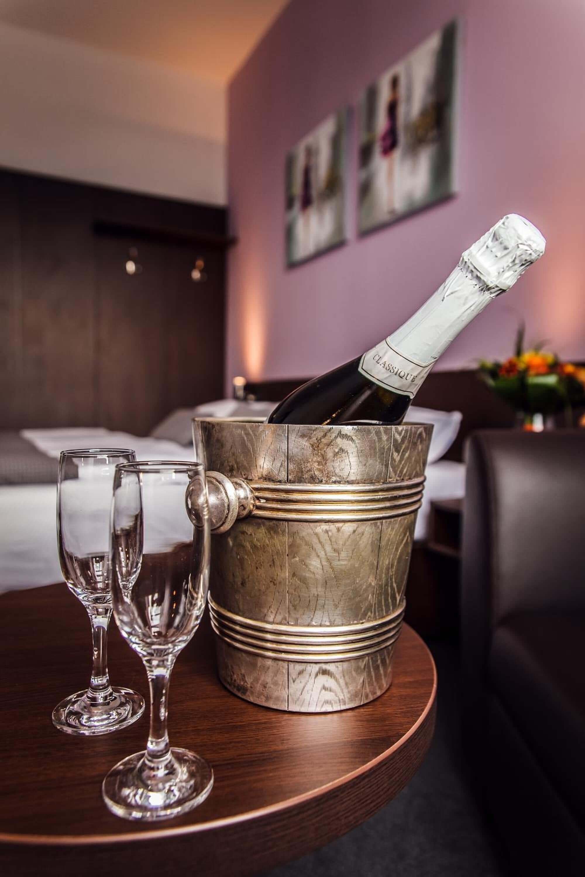 Literie hypoallergénique, surmatelas, minibar