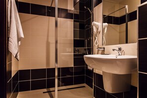 Sturta, snyrtivörur frá þekktum framleiðendum, hárblásari, handklæði