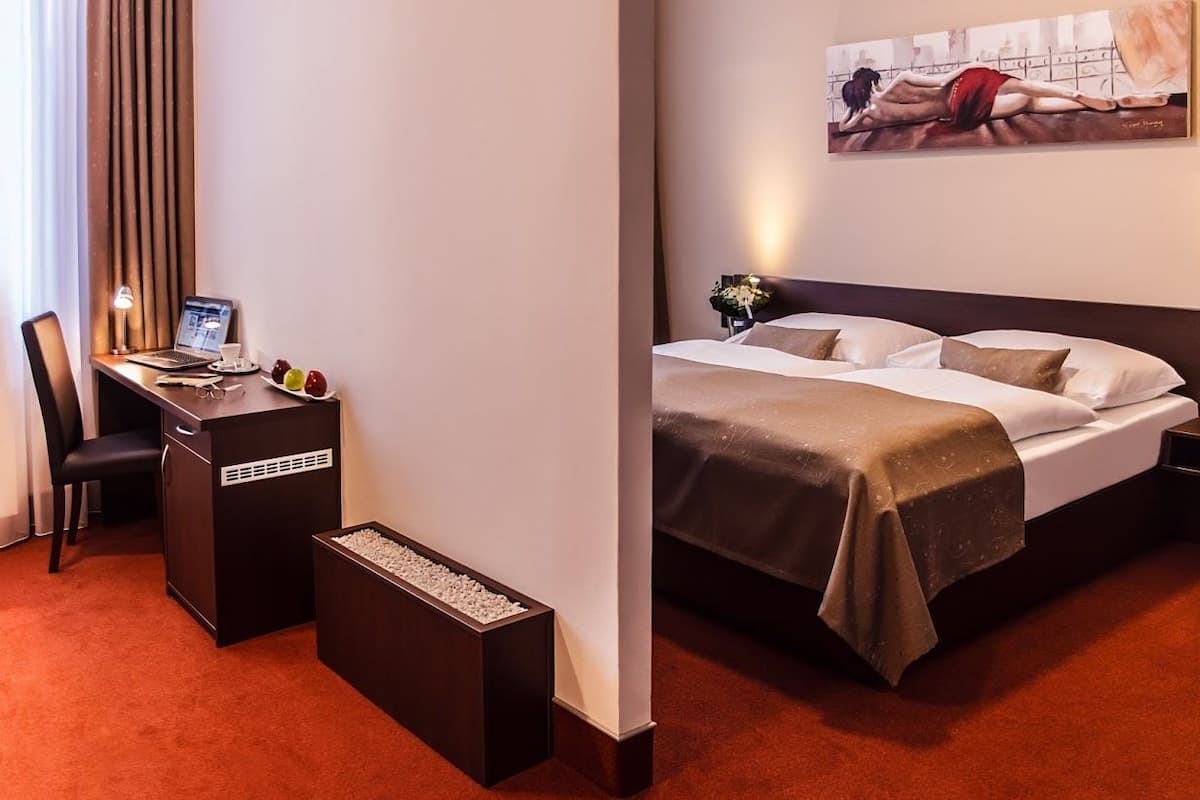 Phòng Suite Business | Bộ đồ giường kháng dị ứng, nệm có lớp đệm bông, minibar 
