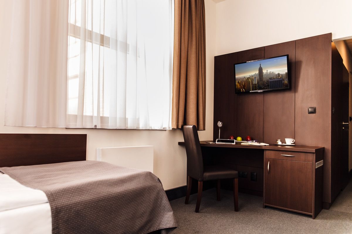 business single room | hypo-allergenic bedding, pillow-top beds, minibar, in-room safe