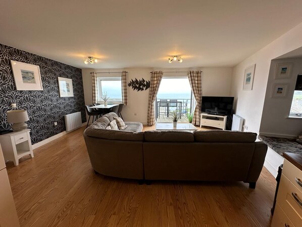 TV, DVD player - Magnificent Sea views, Central, 2 double bedrooms, 2 bathroom. Pets welcome.   (Newquay)