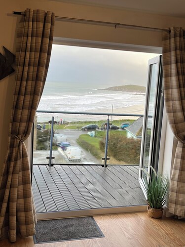 Magnificent Sea views, Central, 2 double bedrooms, 2 bathroom. Pets welcome.  