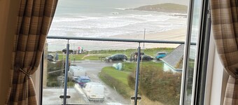 Magnificent Sea views, Central, 2 double bedrooms, 2 bathroom. Pets welcome.  