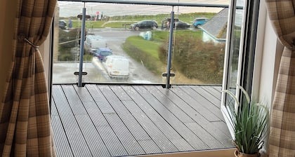 Magnificent Sea views, Central, 2 double bedrooms, 2 bathroom. Pets welcome.