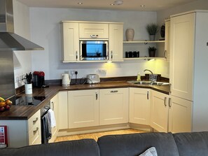 Fridge, microwave, oven, stovetop - Magnificent Sea views, Central, 2 double bedrooms, 2 bathroom. Pets welcome.   (Newquay)