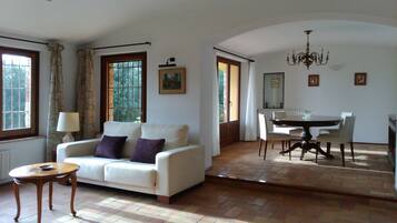 Una televisión, un reproductor de DVD