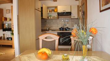 Fridge, oven, stovetop, coffee/tea maker